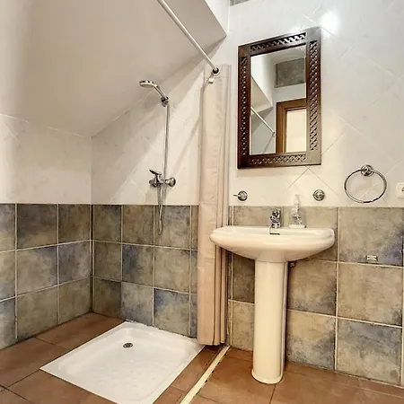 Rosa Gadis Villa